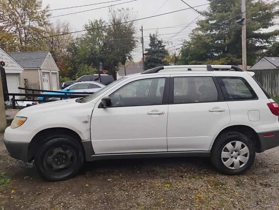 2006 Mitsubishi Outlander - Image 2 of 3