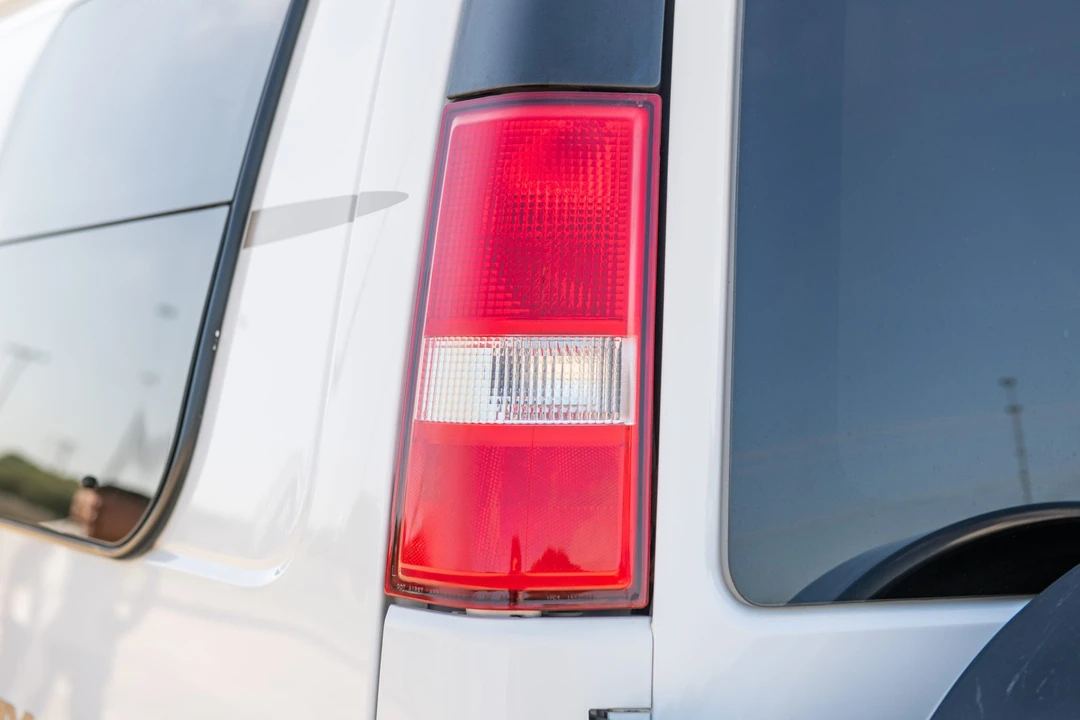 2006 Chevrolet Express - Image 19 of 31