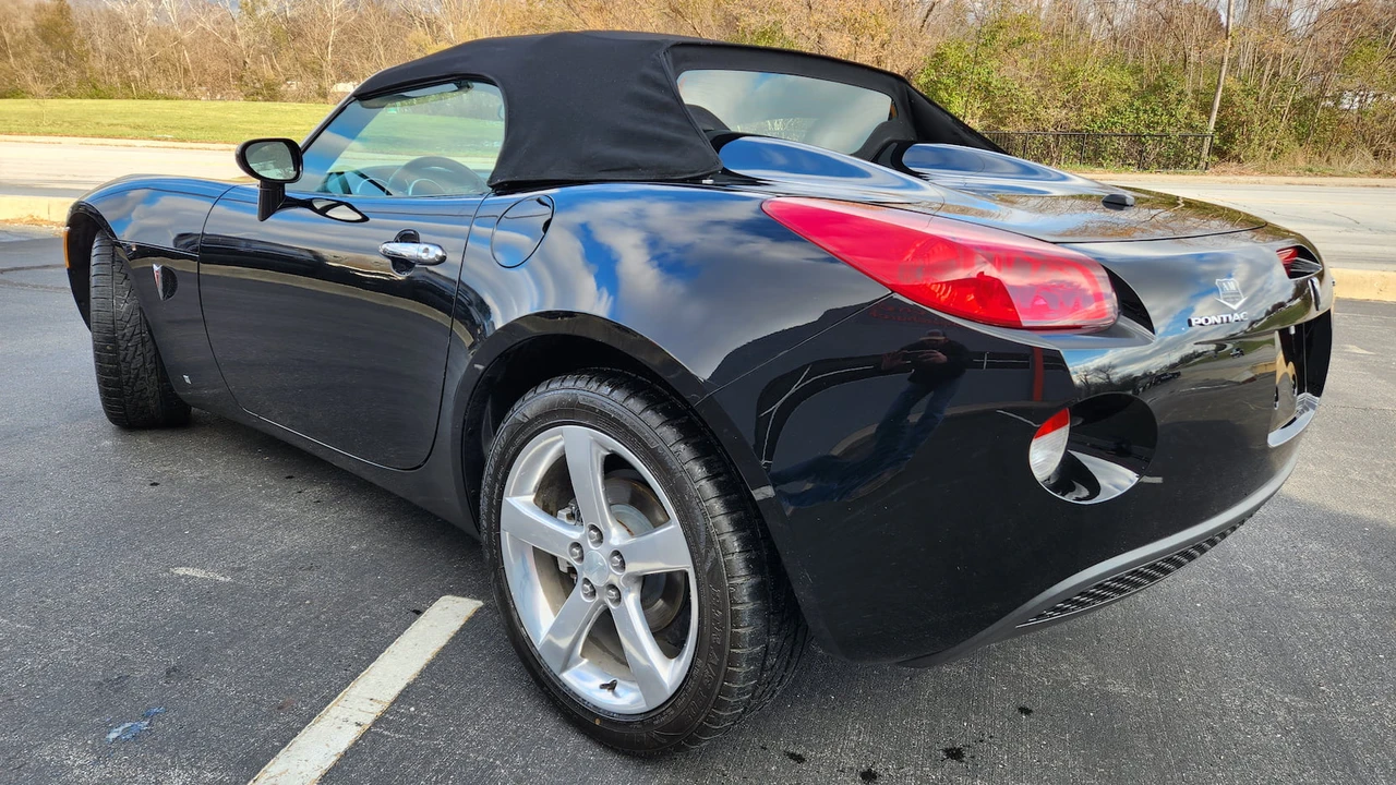 2006 Pontiac Solstice - Image 2 of 11