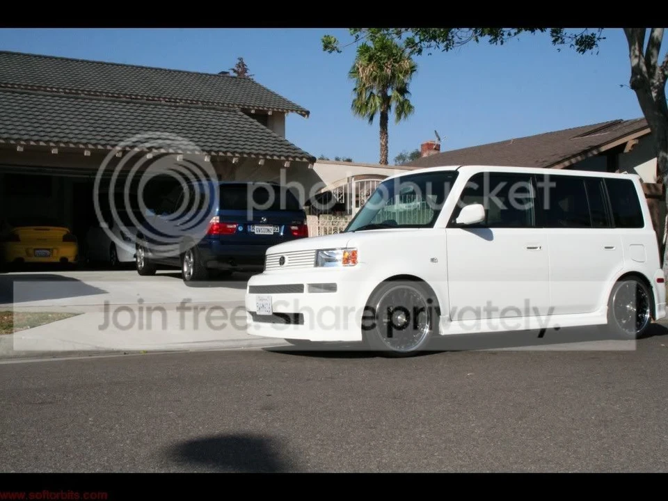 Scion xB - Image 2 of 7