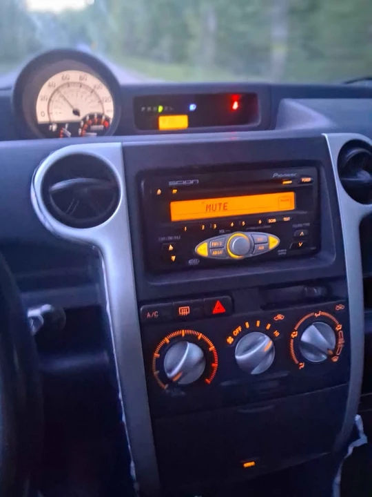 2006 Scion xB - Image 7 of 7