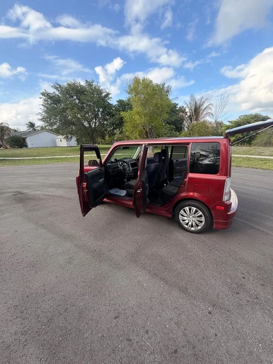 2006 Scion xB - Image 11 of 18