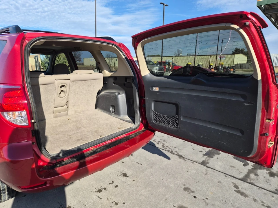 2006 Toyota RAV4 3rd Gen - Image 9 of 14