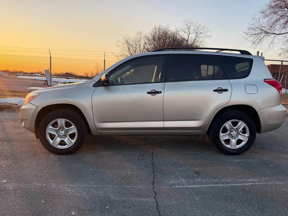 2006 Toyota RAV4 3rd Gen - Image 2 of 20