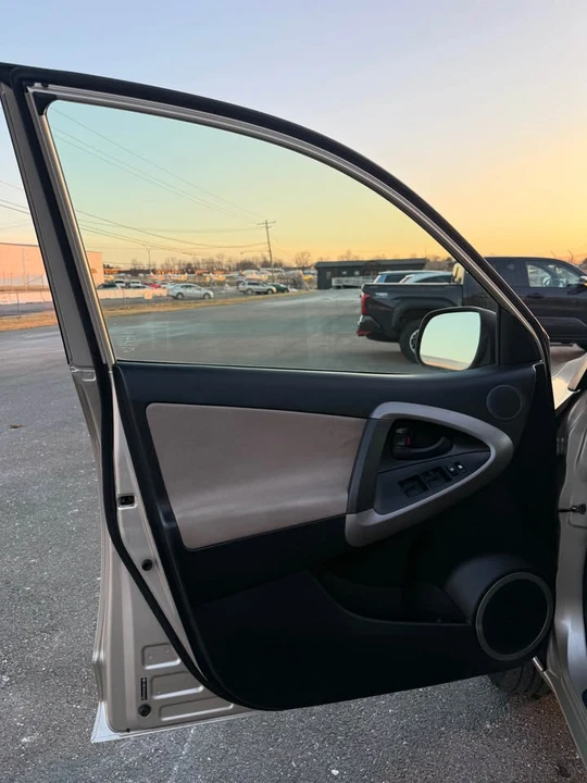 2006 Toyota RAV4 3rd Gen - Image 6 of 20