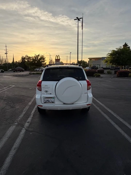 2006 Toyota RAV4 3rd Gen - Image 5 of 21