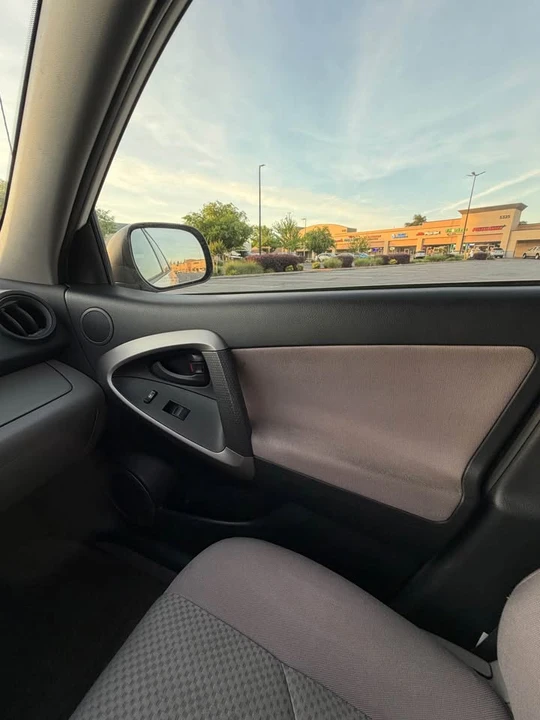 2006 Toyota RAV4 3rd Gen - Image 13 of 21
