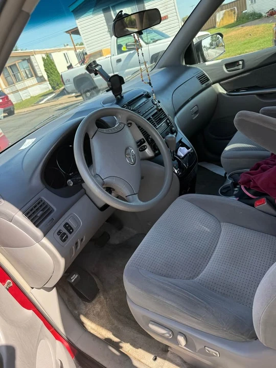 2006 Toyota Sienna 2nd Gen - Image 2 of 3