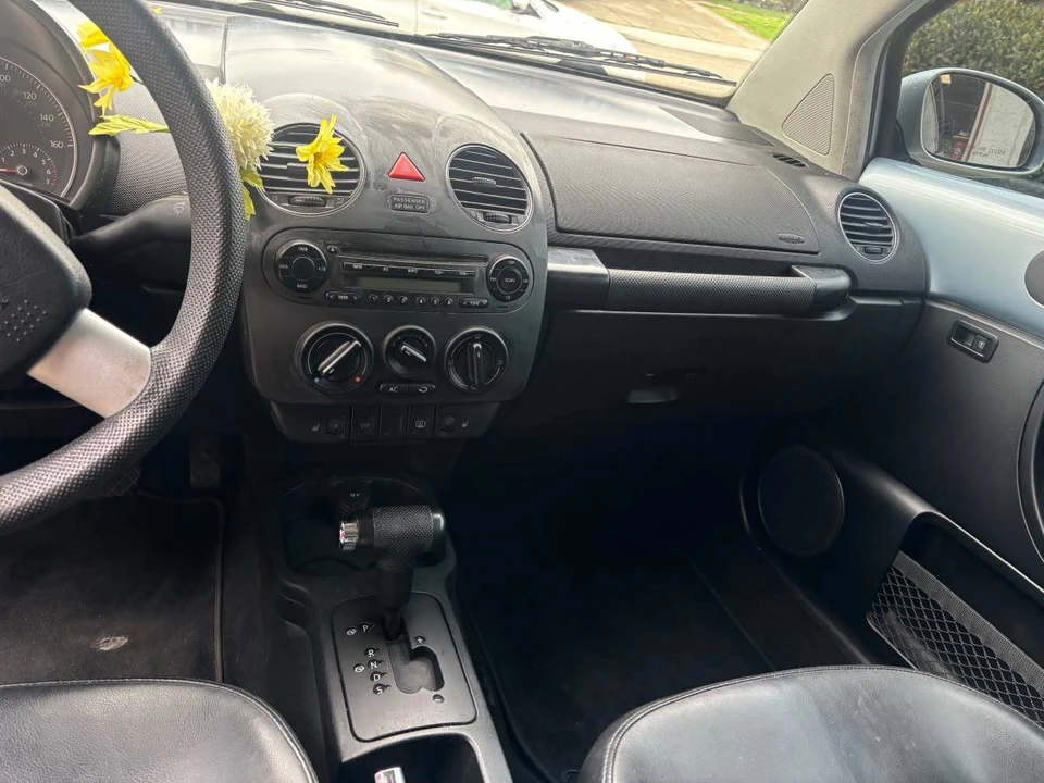 2006 Volkswagen New Beetle - Image 10 of 13