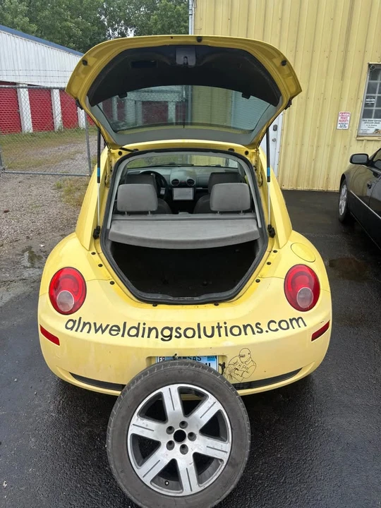 2006 Volkswagen New Beetle - Image 2 of 5