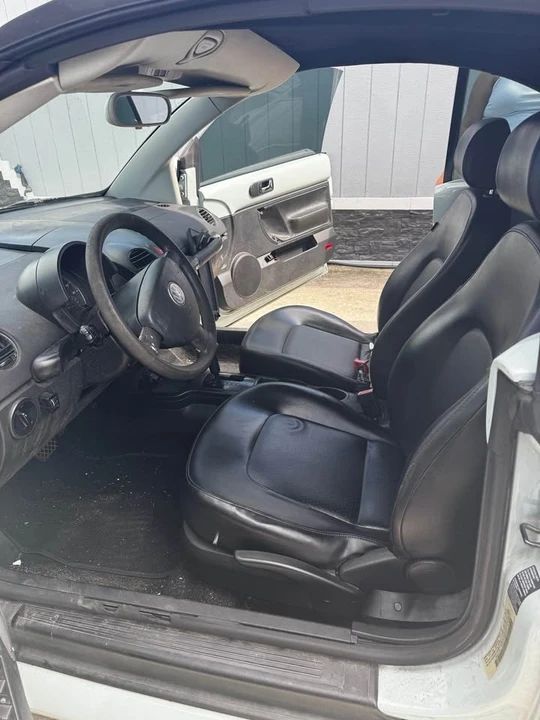 2006 Volkswagen New Beetle - Image 6 of 12