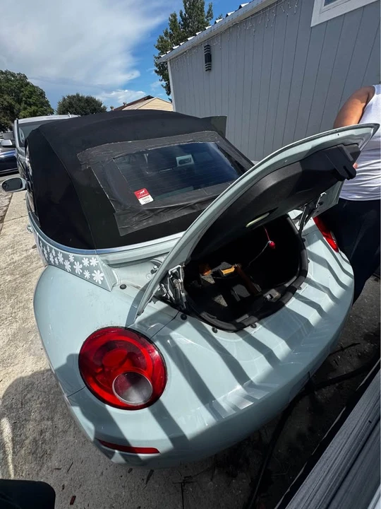 2006 Volkswagen New Beetle - Image 10 of 12