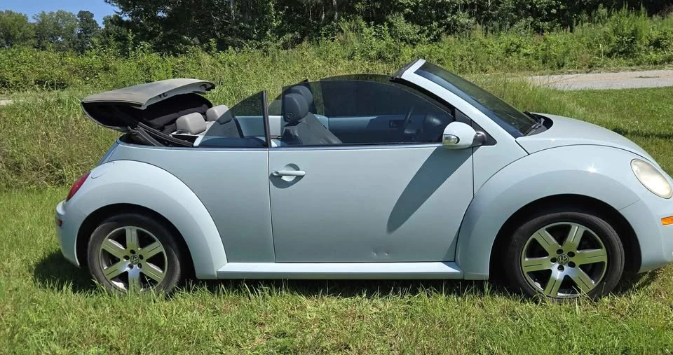 2006 Volkswagen New Beetle - Image 5 of 11