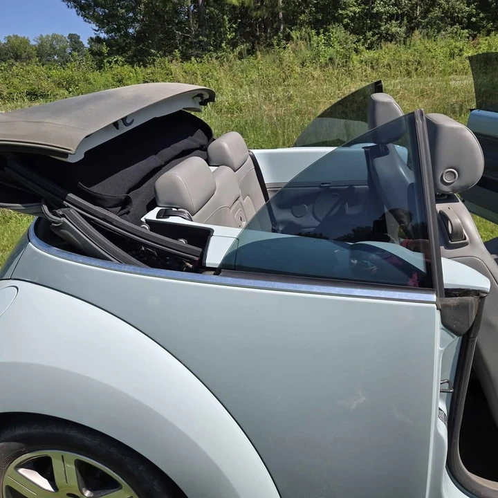 2006 Volkswagen New Beetle - Image 9 of 11