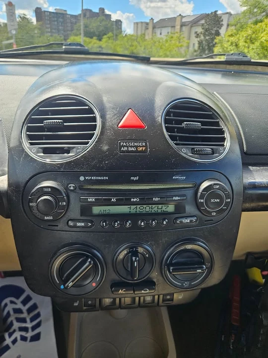 2006 Volkswagen New Beetle - Image 19 of 20