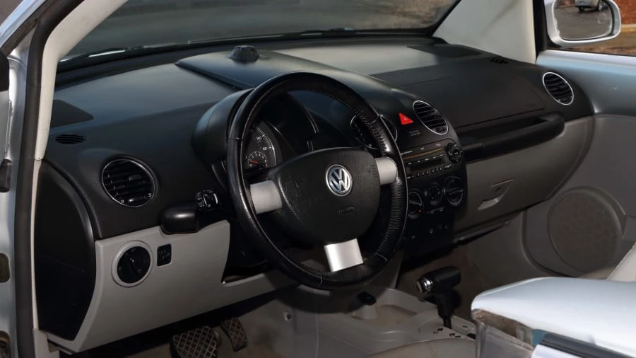 2006 Volkswagen New Beetle - Image 10 of 12