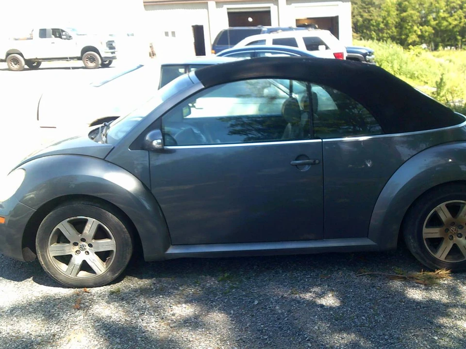 2006 Volkswagen New Beetle - Image 2 of 3