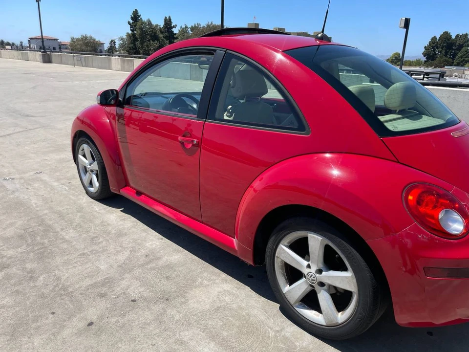 2006 Volkswagen New Beetle - Image 2 of 8