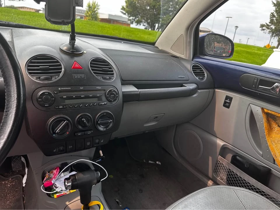 2006 Volkswagen New Beetle - Image 9 of 16