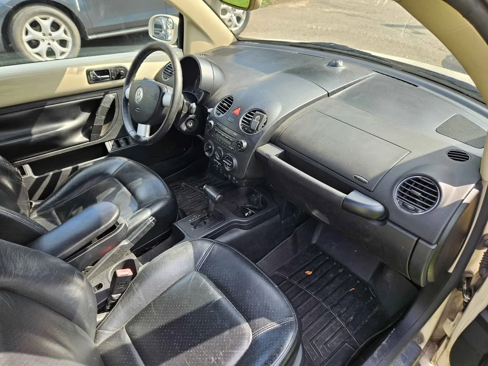 2006 Volkswagen New Beetle - Image 10 of 11