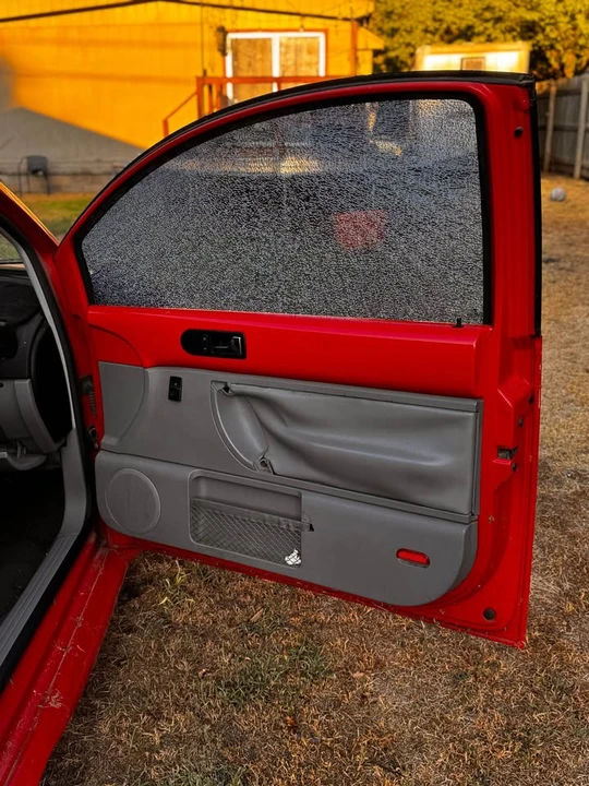 2006 Volkswagen New Beetle - Image 9 of 17