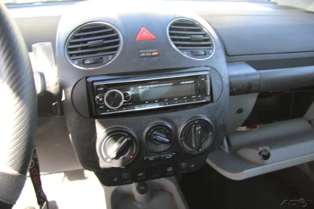 2006 Volkswagen New Beetle - Image 19 of 21