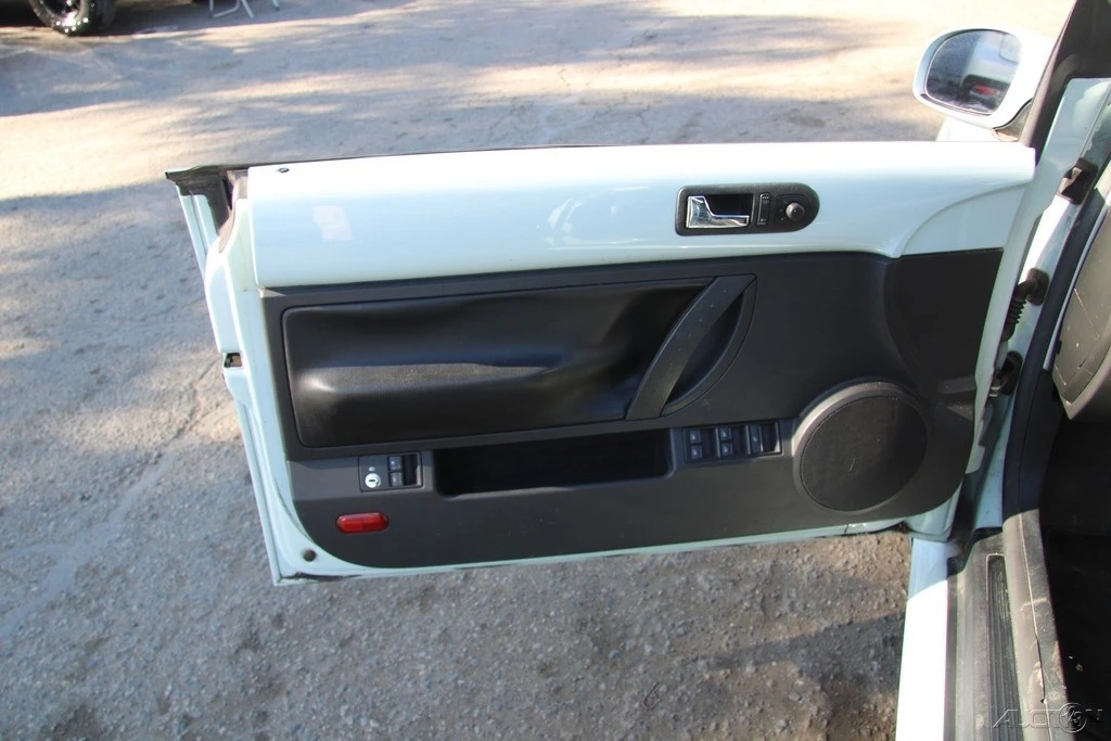 2006 Volkswagen New Beetle - Image 11 of 21
