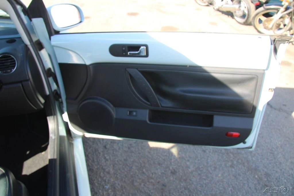 2006 Volkswagen New Beetle - Image 20 of 21