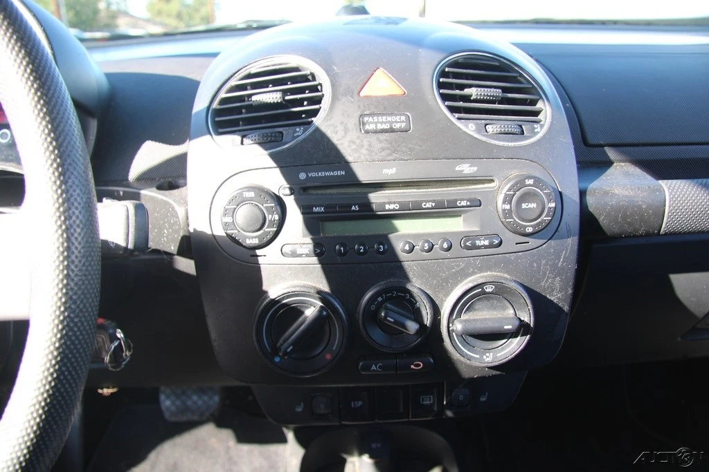2006 Volkswagen New Beetle - Image 16 of 21