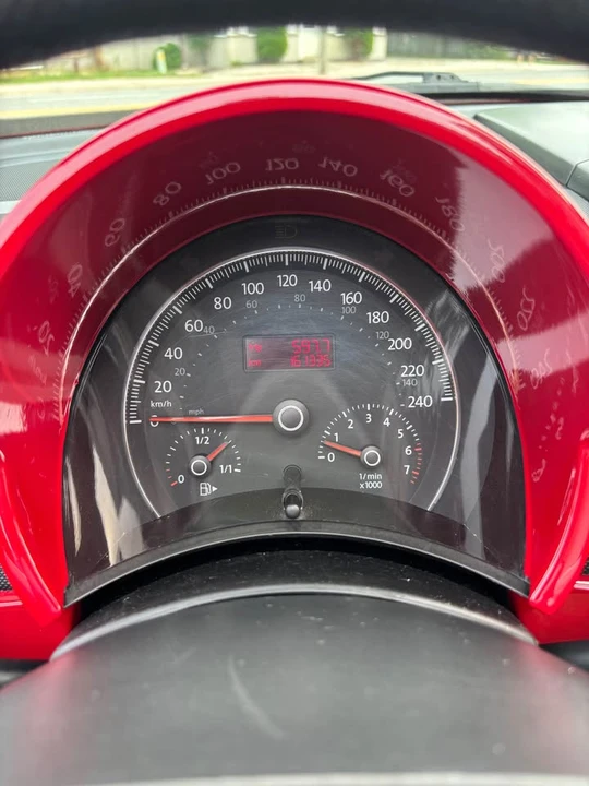 2006 Volkswagen New Beetle - Image 10 of 12