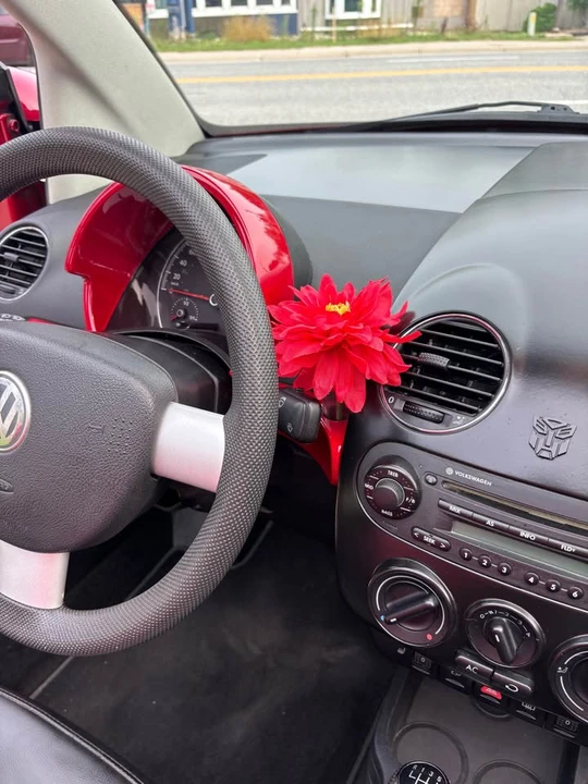 2006 Volkswagen New Beetle - Image 9 of 12
