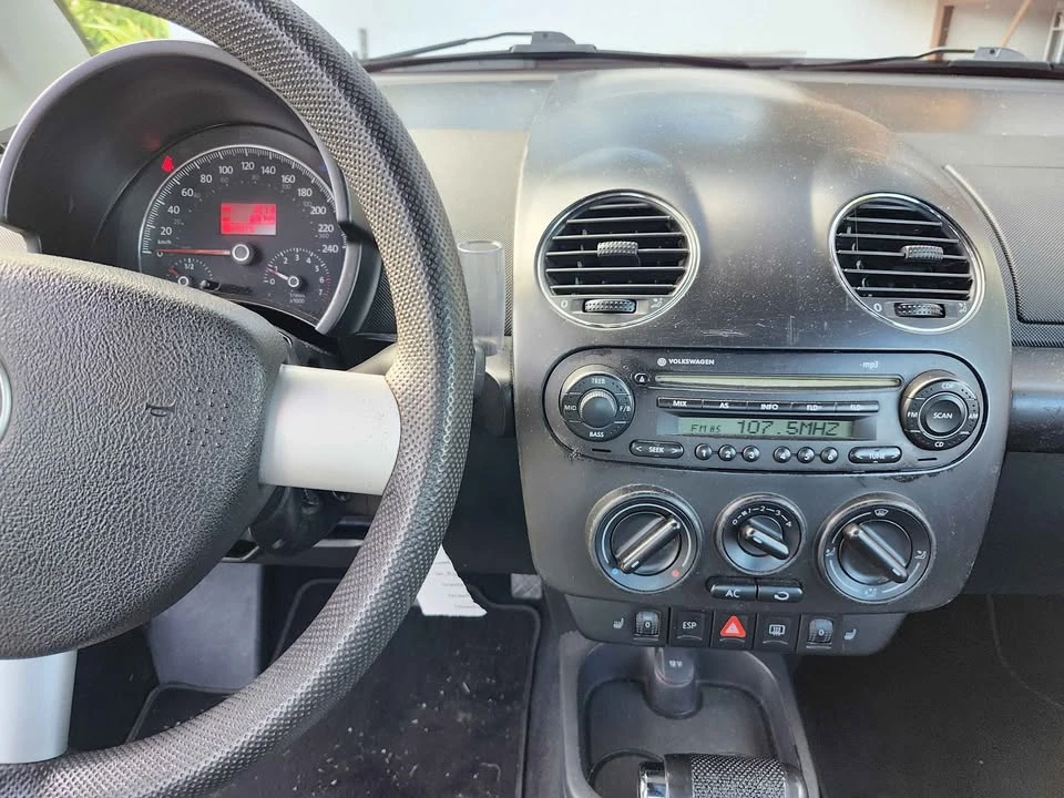 2006 Volkswagen New Beetle - Image 10 of 11