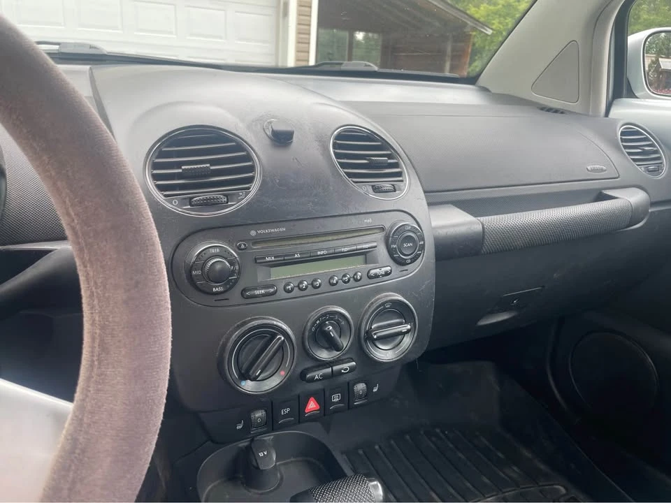 2006 Volkswagen New Beetle - Image 9 of 11