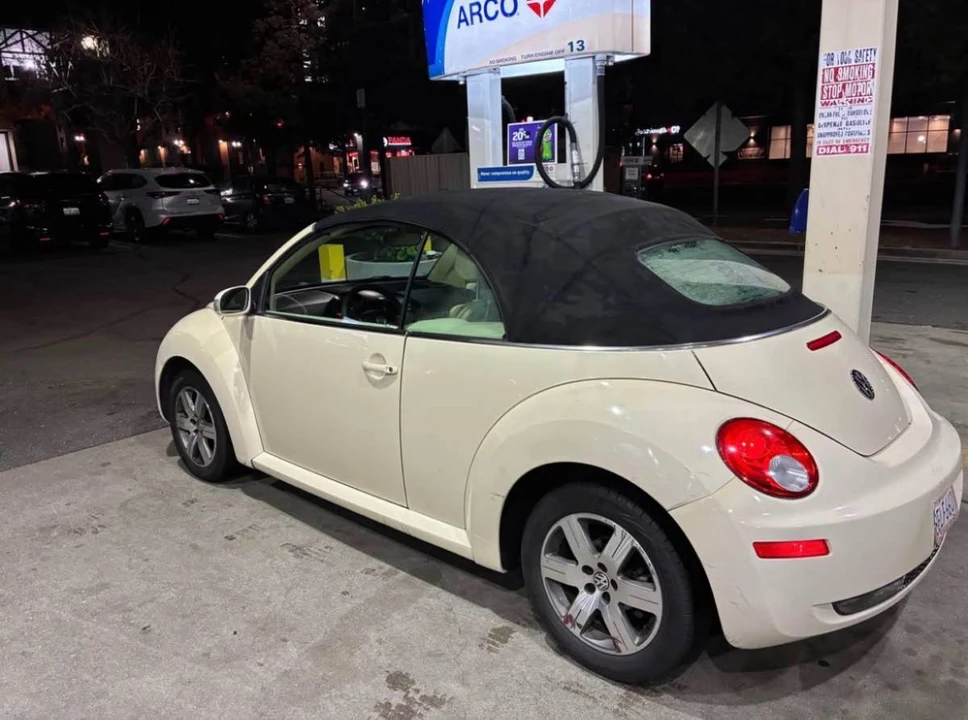 2006 Volkswagen New Beetle - Image 2 of 14