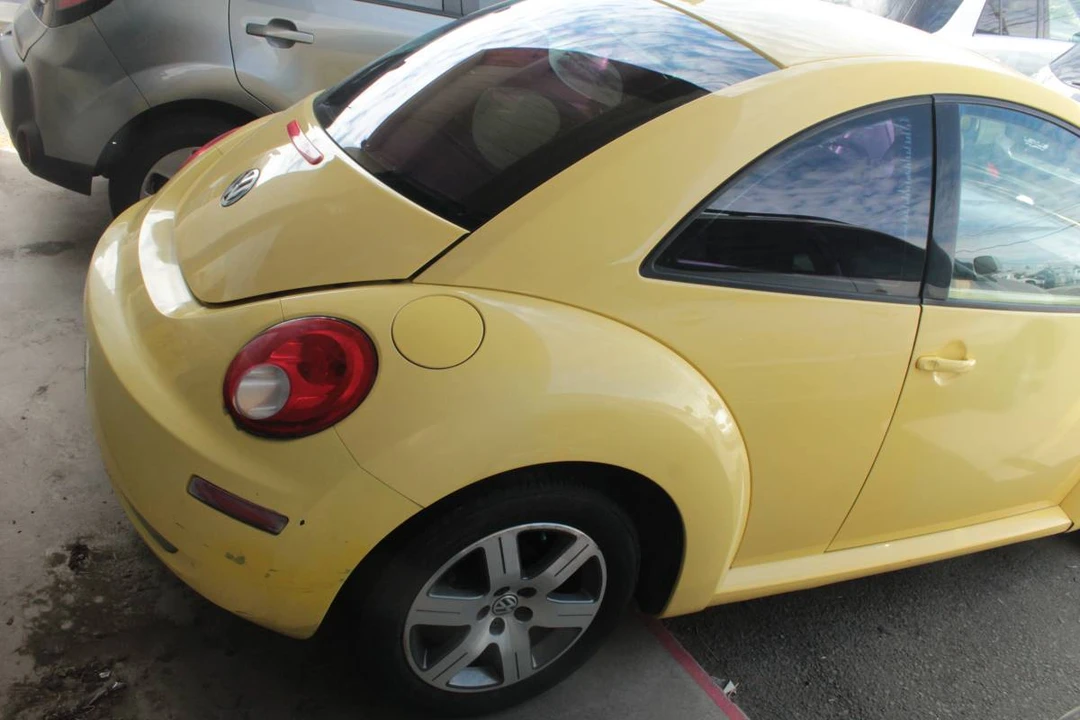 2006 Volkswagen New Beetle - Image 5 of 16