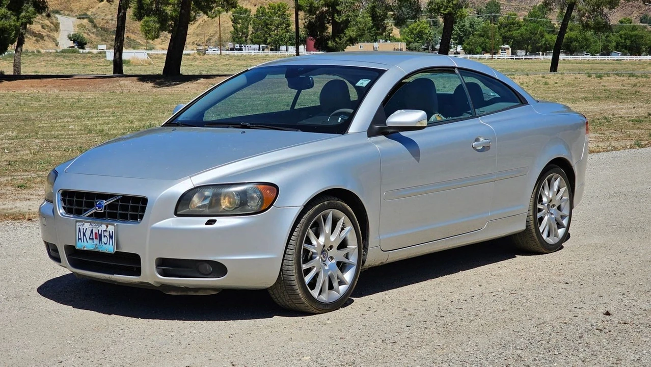 2006 Volvo C70 2nd Gen - Image 2 of 31