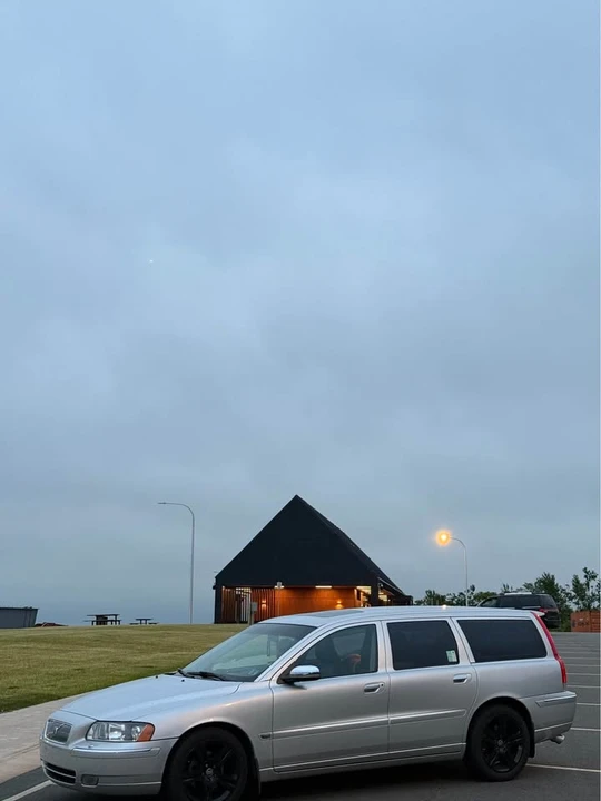 2006 Volvo V70 2nd Gen - Image 2 of 13