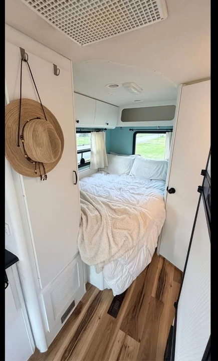 2006 Winnebago - Image 3 of 12