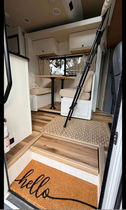 2006 Winnebago - Image 10 of 12