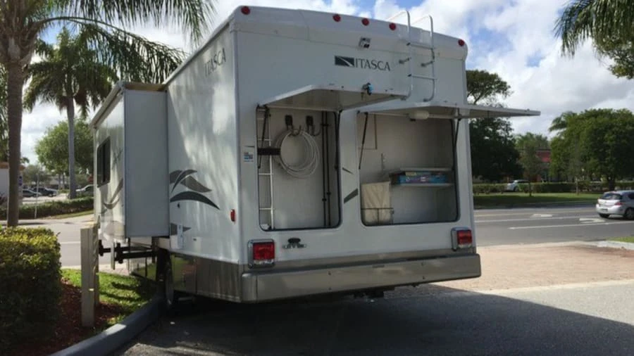 2006 Winnebago - Image 9 of 31