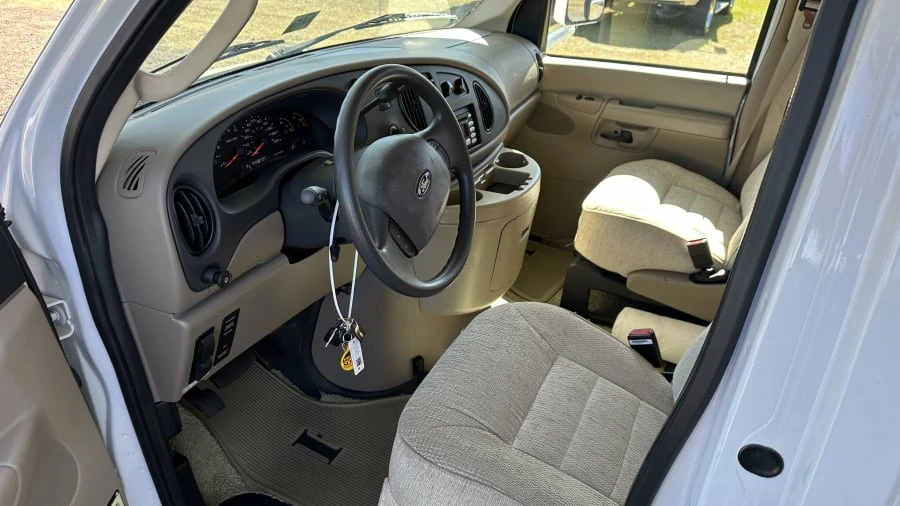 2006 Winnebago - Image 11 of 31