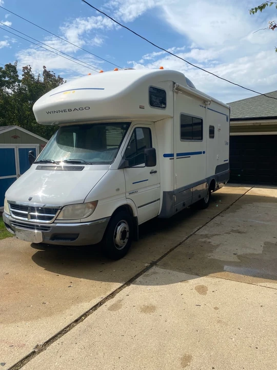 2006 Winnebago - Image 2 of 10