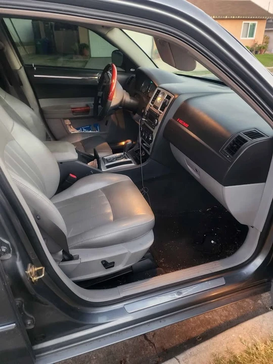 2006 Chrysler 300 (2005-2023) - Image 2 of 3
