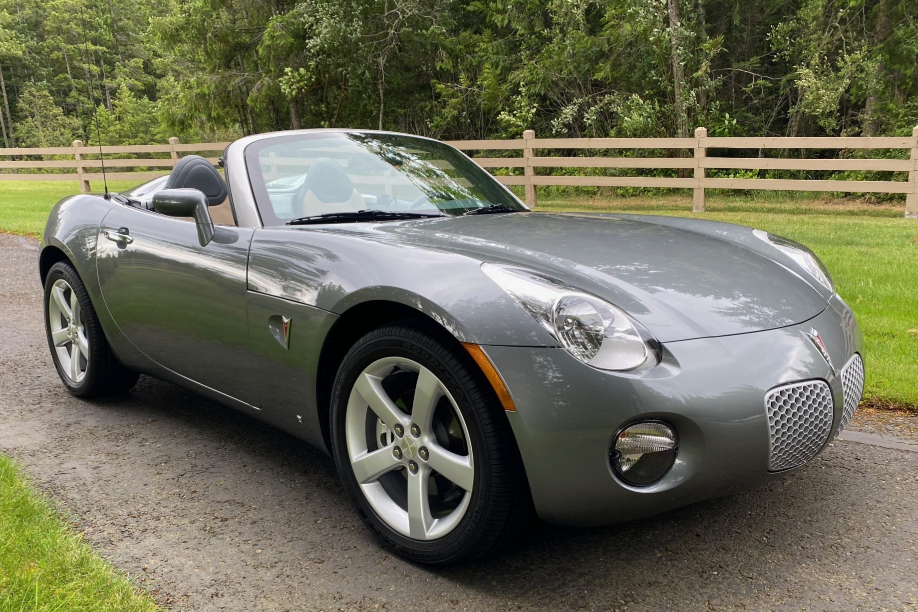 855-Mile 2006 Pontiac Solstice 5-Speed