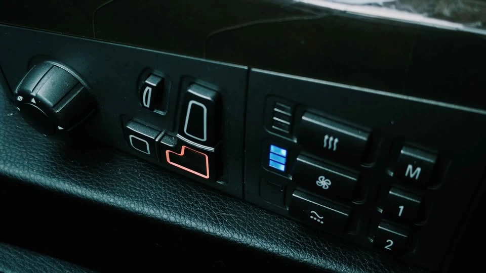 2007 BMW E65/E66 750i & 760i Sedan - Image 15 of 17