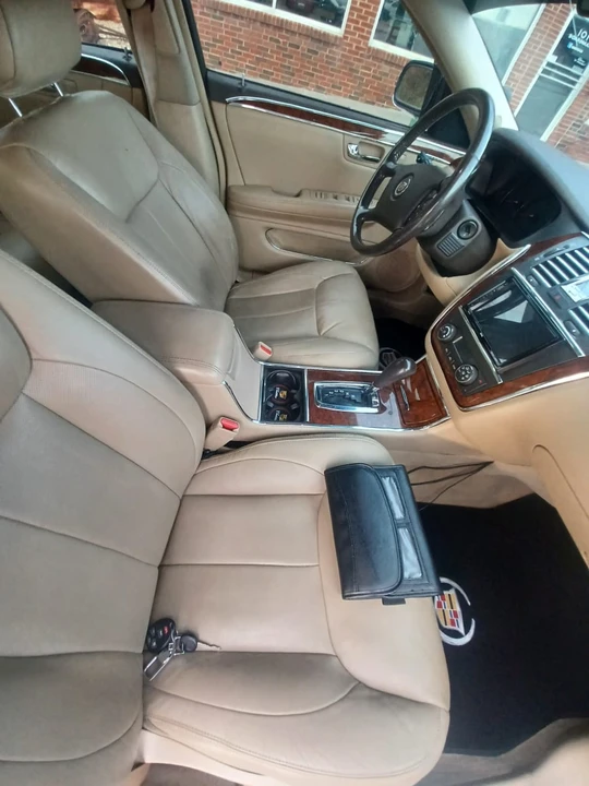 2007 Cadillac DTS - Image 8 of 17
