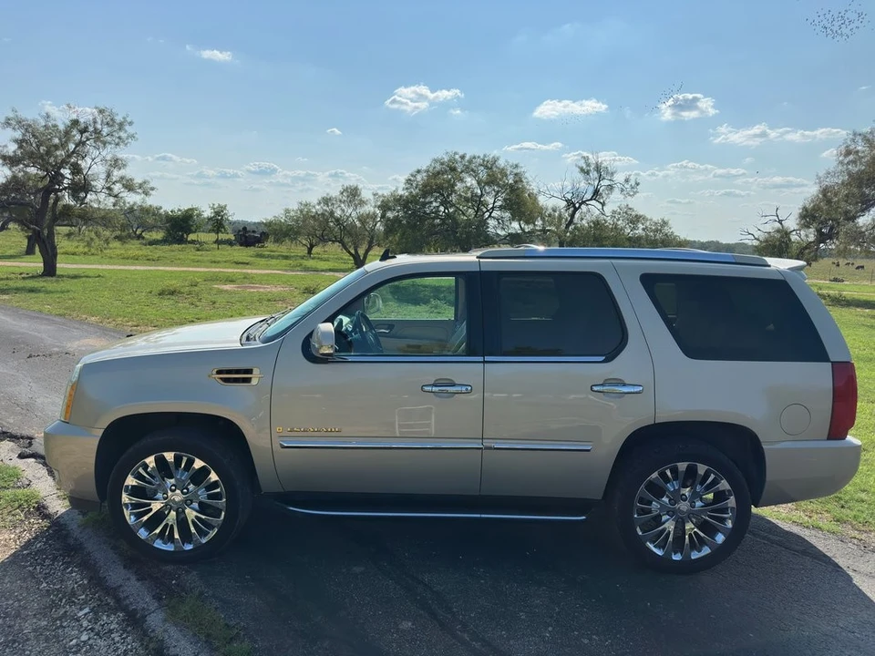 2007 Cadillac Escalade & EXT 3rd Gen - Image 3 of 12