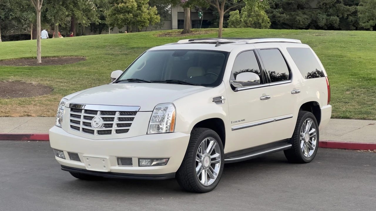 2007 Cadillac Escalade & EXT 3rd Gen - Image 2 of 31