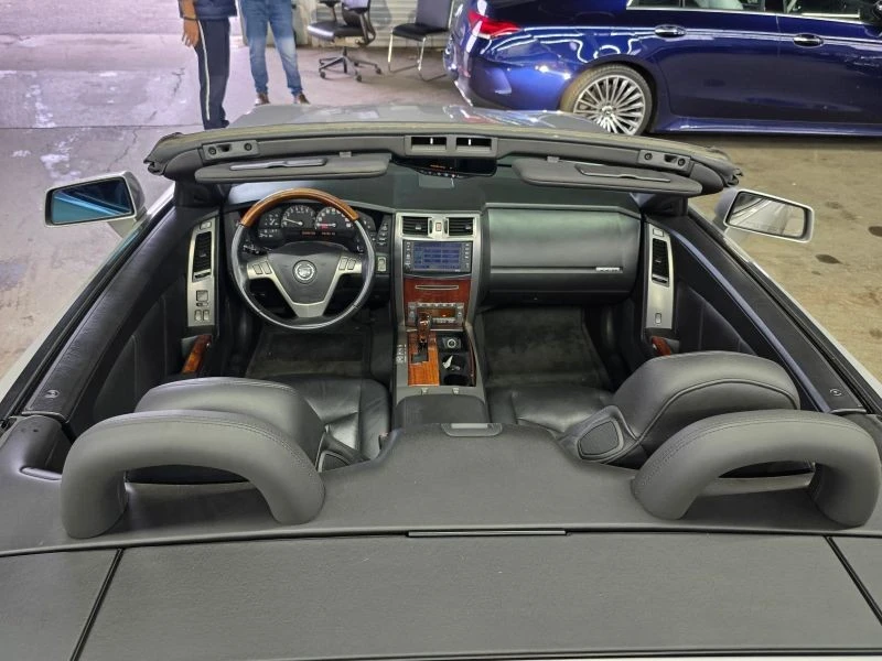 2007 Cadillac XLR - Image 6 of 12