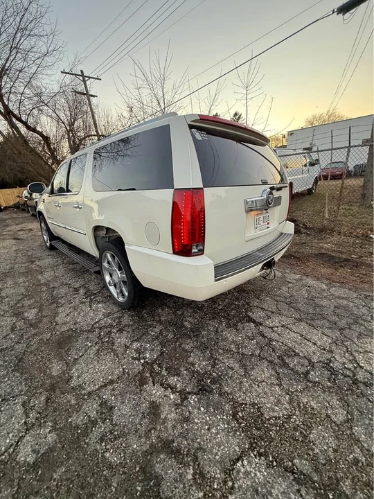 2007 Cadillac Escalade & EXT 3rd Gen - Image 2 of 20